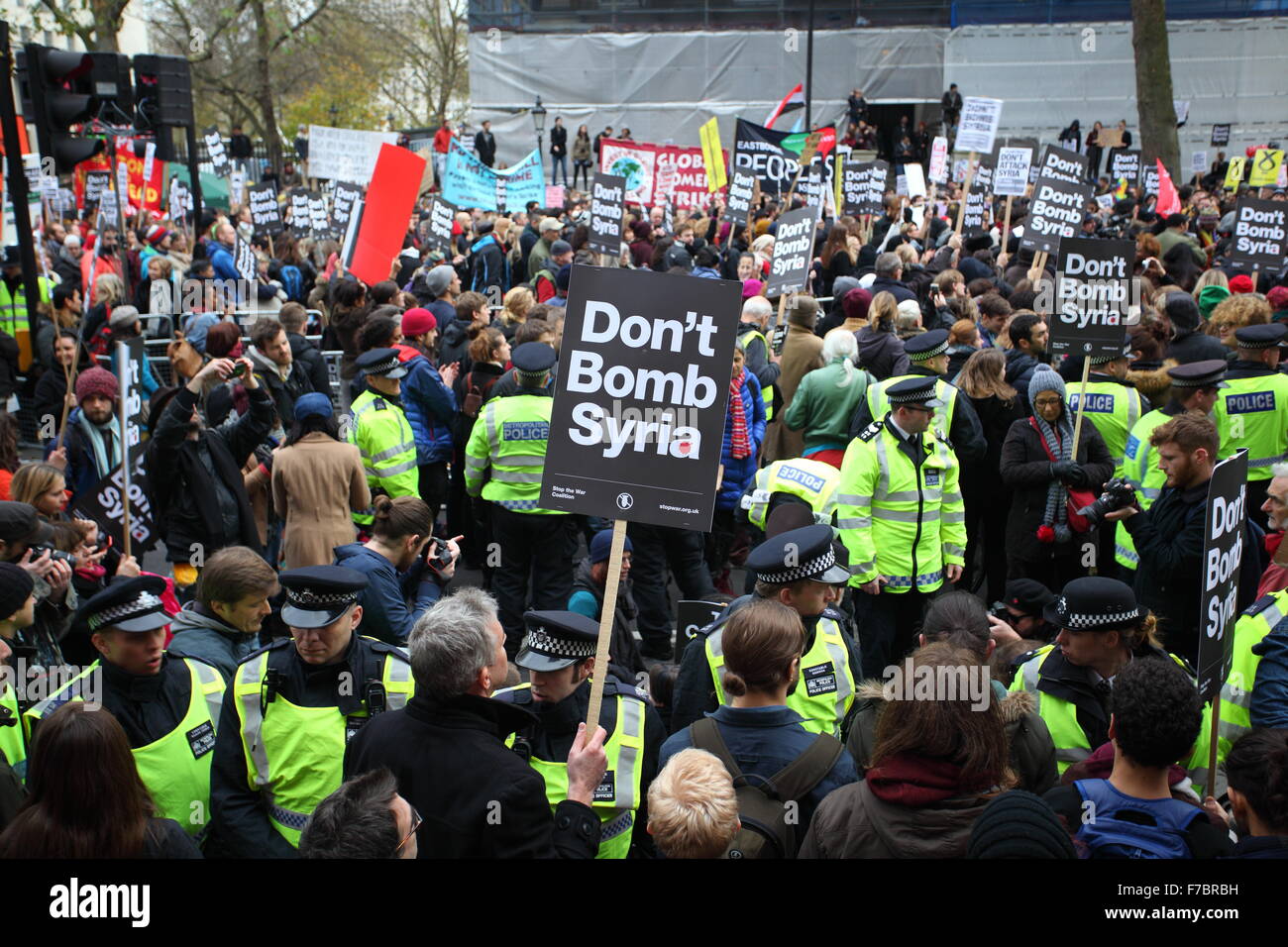 Londres, Royaume-Uni. 28 novembre, 2015. 28/11/2015 Protestation contre la guerre en près de Downing Street, Londres contre les gouvernements contre la Syrie Airstirkes Crédit ISIS : Emin Ozkan / Alamy Live News Banque D'Images