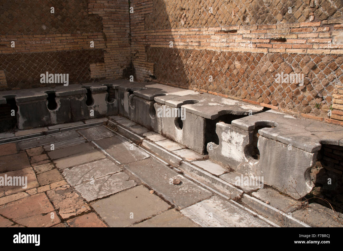 L'énorme fouilles de l'ancienne ville portuaire de l'ancienne Rome Ostia Antica montre des bâtiments bien conservés comme ça des toilettes. Banque D'Images