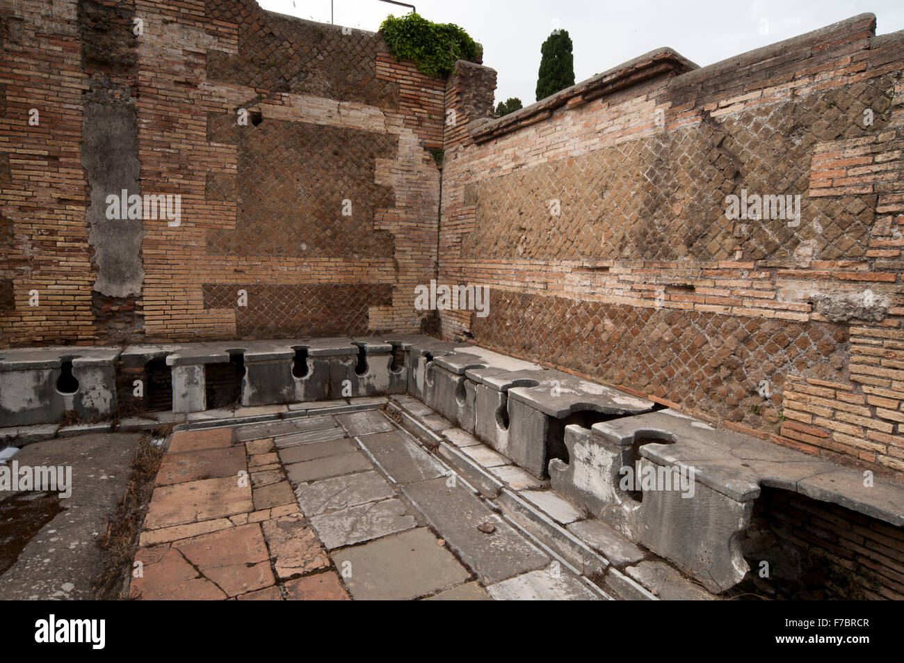 L'énorme fouilles de l'ancienne ville portuaire de l'ancienne Rome Ostia Antica montre des bâtiments bien conservés comme ça des toilettes. Banque D'Images