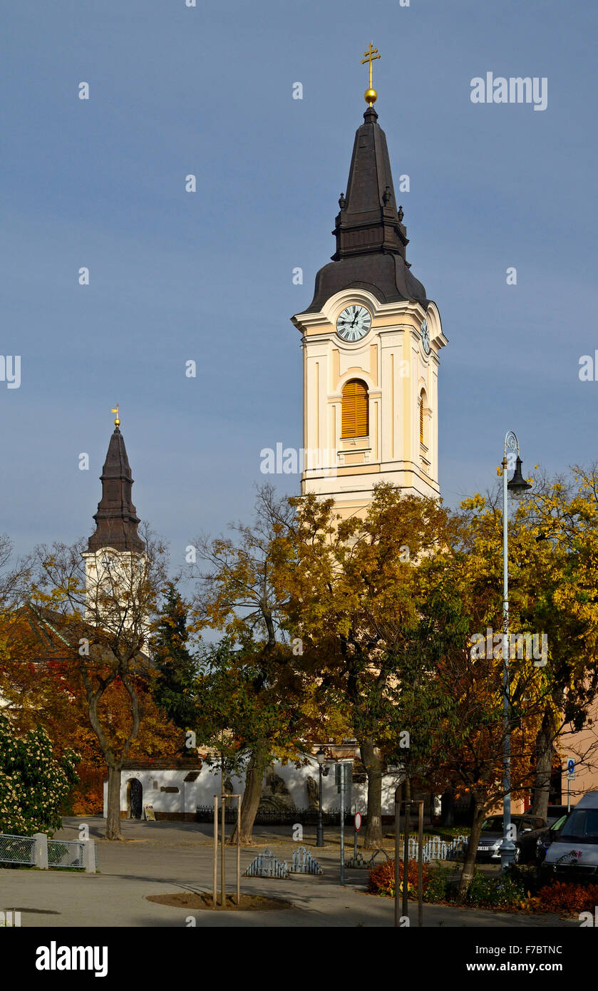 Kecskemet Hongrie clochers d'arbres en couleurs d'automne en premier plan Banque D'Images