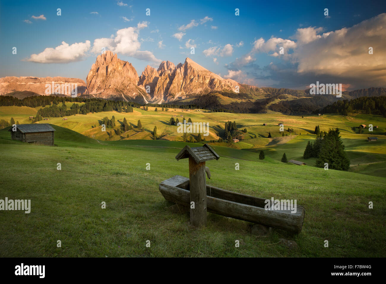 Siusi avec Groupe Langkofel avant le coucher du soleil, le Tyrol du Sud, Italie Banque D'Images