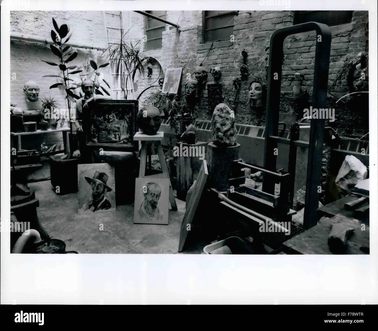 1962 - Jose de Creeft props d'une de ses aquarelles dans son atelier à Chelsea, New York City. En appui sur le plancher - deux auto-portrait du sculpteur, dont l'avaient de Picasso (mur arrière) s'ouvre sur le studio. © Keystone Photos USA/ZUMAPRESS.com/Alamy Live News Banque D'Images