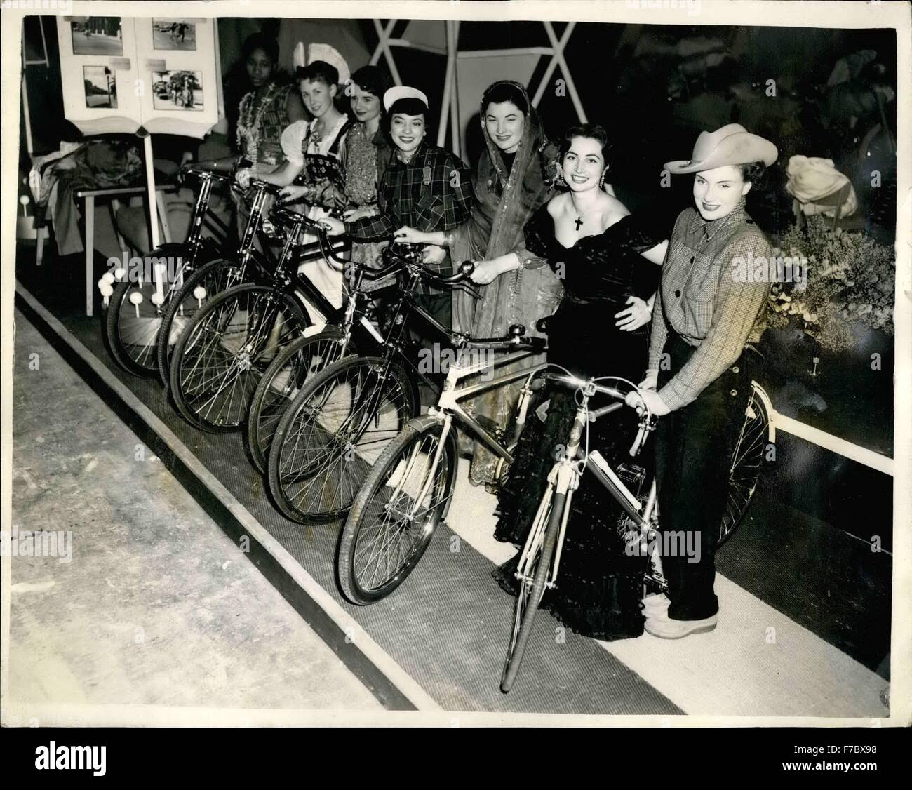 1970 - cycles à pédales pour l'exportation - au cycle show. Femmes de nombreux pays. Photo montre ravissantes paysannes dans les vêtements des pays qu'ils représentent vu avec Cycles Hercules conçu pour l'exportation au Cycle and Motor Cycle Show qui s'ouvre demain à Earl's Court. Ils sont la L-R - Côte d'or ; Suisse ; Perse ; Etats-Unis ; Canada ; Inde ; Cuba et l'Australie. © Keystone Photos USA/ZUMAPRESS.com/Alamy Live News Banque D'Images