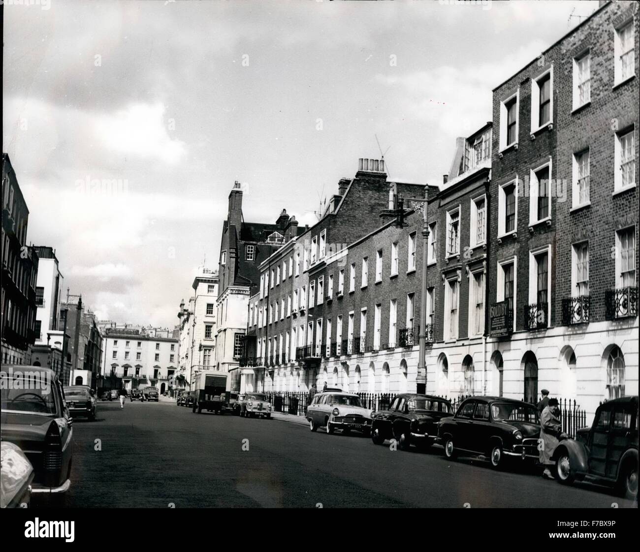 1962 - Armstrong-Jones' birthplace - appartenant à sa mère, comtesse de Rosse - récupère encore une fois peint. À partir de blanc brillant blanc brillant. : Il y a des choses étranges qui se passe à Anthony Armstrong-Jones' maison de naissance à 25 Eaton Terrace, London SW. Ce n'est qu'a peint la fin de l'année dernière et maintenant il se fait, entre autres choses, peint à nouveau. Ouvriers disent : ''Nos ordres sont de mettre la chambre comme elle était lorsque M. Jones est né. Raisons sentimentales sans doute.'' La maison est administré par sa mère, la comtesse de Rosse, mais elle n'a jamais utilisé depuis des années. Elle préfère rester dans sa maison i Banque D'Images