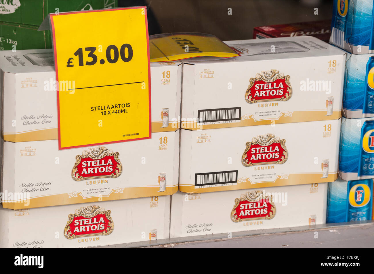 Stella Artois la bière bon marché en vente dans un supermarché au Royaume-Uni Banque D'Images