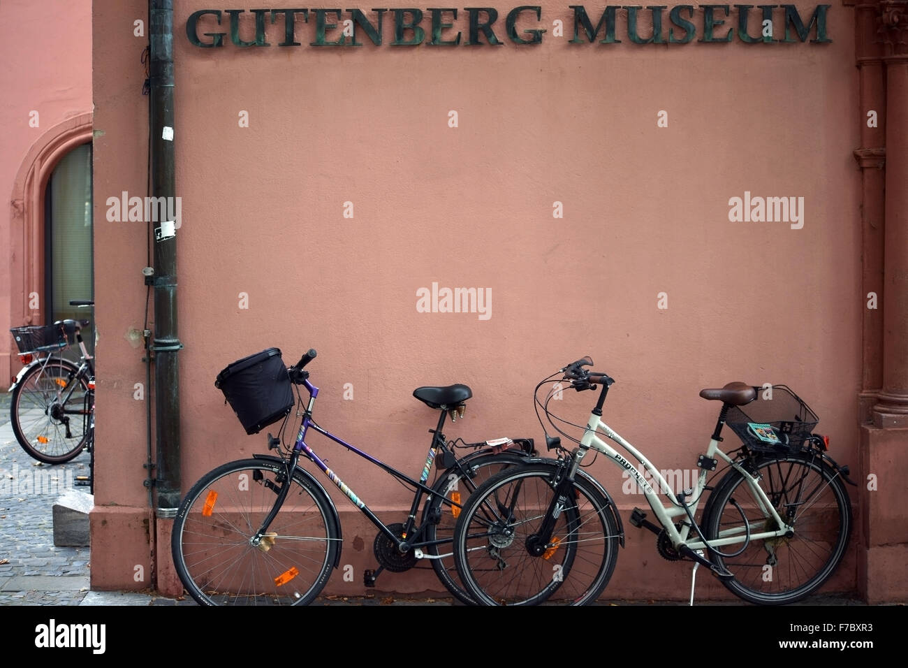Des vélos sur le Musée Gutenberg Banque D'Images