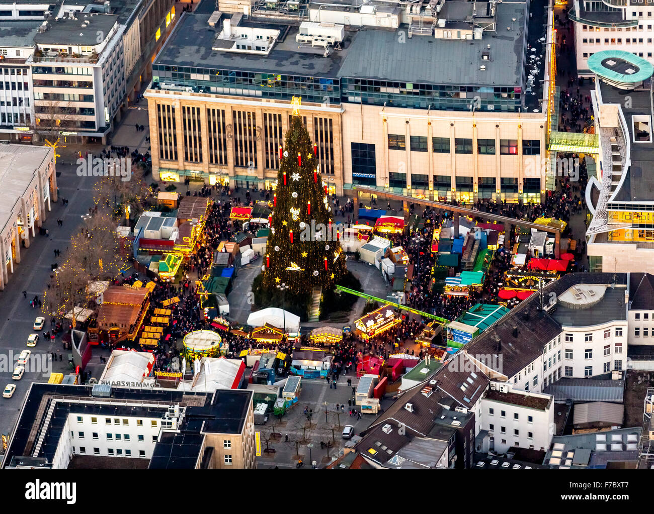 Marché de Noël sur la Hansaplatz à Dortmund, avec le grand arbre de Noël, la Ruhr, Dortmund, Rhénanie du Nord-Westphalie, Banque D'Images