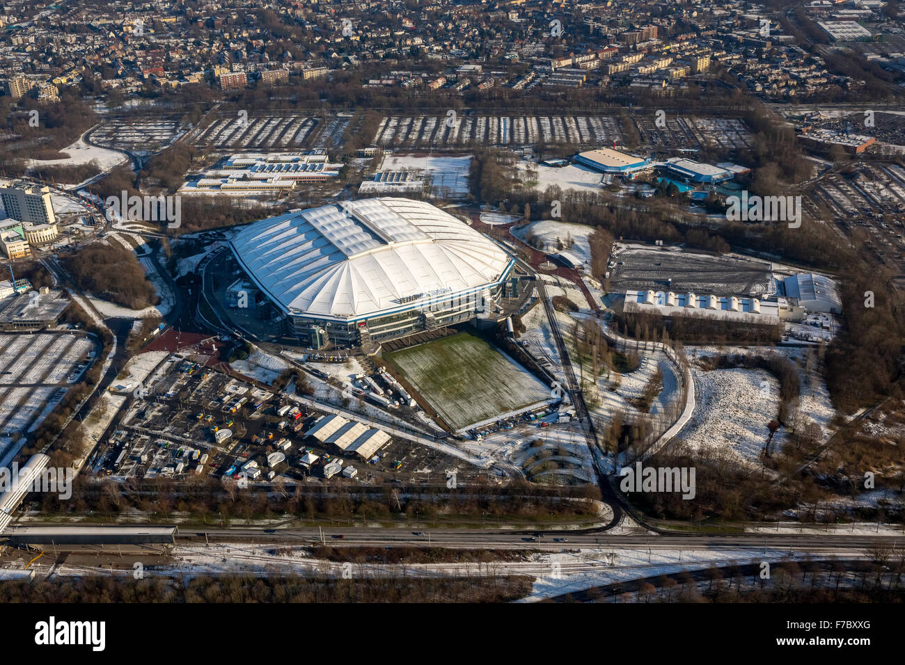 Veltins Arena en hiver, la neige, le stade de Schalke, S04, club de Bundesliga, Gelsenkirchen, Ruhr, Rhénanie du Nord-Westphalie, Banque D'Images