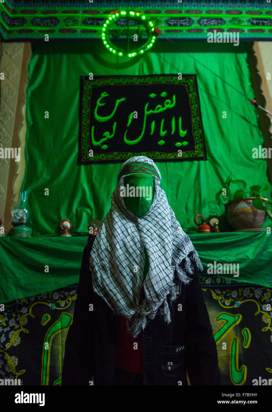 Jeune homme iranien avec Green voile qui couvre son visage pendant Chehel Menbari Festival sur Tasua pour commémorer le martyre de Hussein, la province du Lorestan, Khorramabad, Iran Banque D'Images