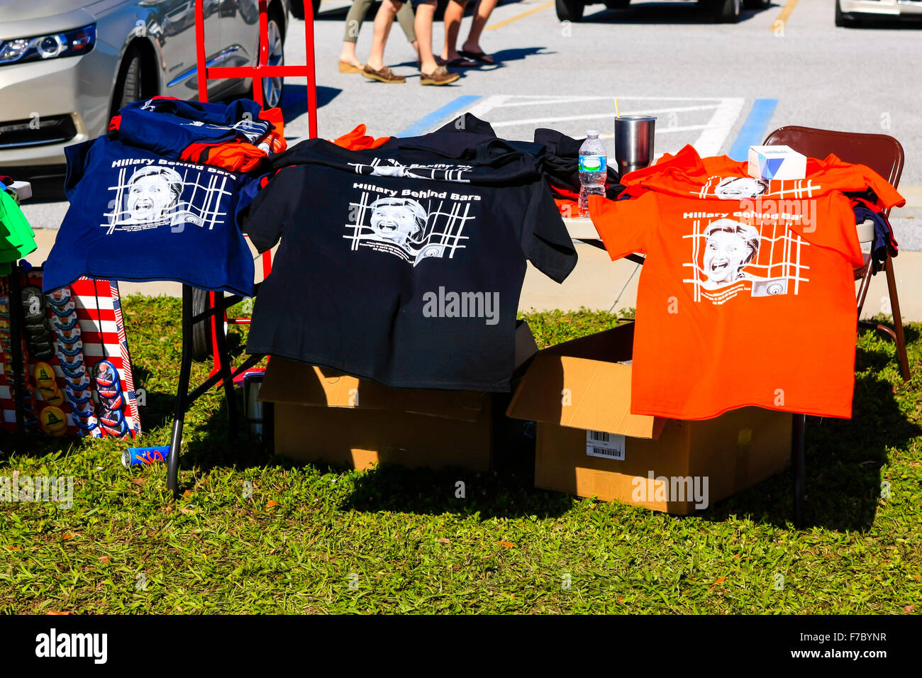 Hillary Clinton derrière les barreaux sur vêtements vente à Donald Trump candidat présidentiel du tour, à Sarasota FL Banque D'Images