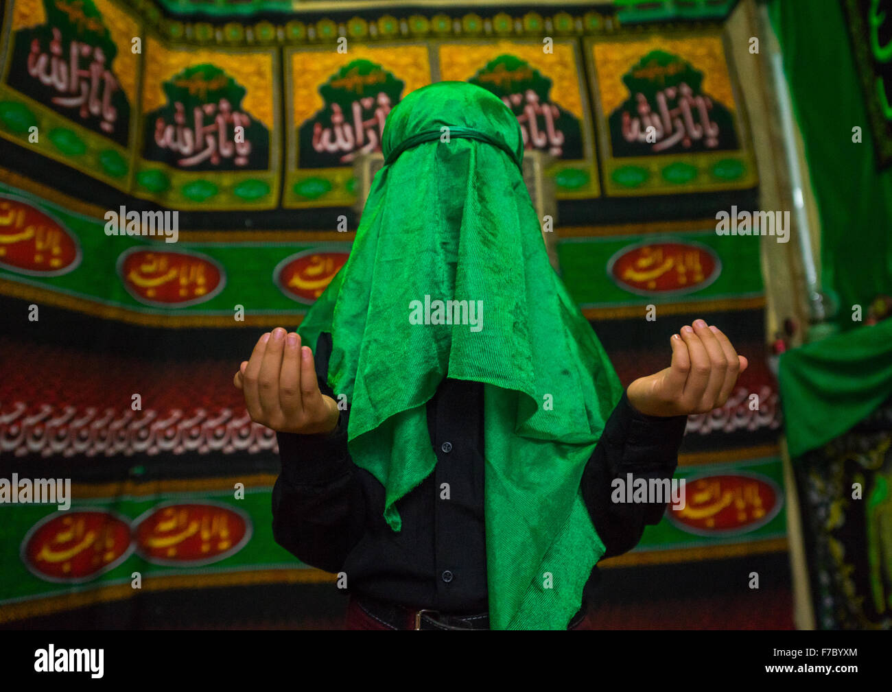 Jeune homme iranien avec Green voile qui couvre son visage pendant Chehel Menbari Festival sur Tasua pour commémorer le martyre de Hussein, la province du Lorestan, Khorramabad, Iran Banque D'Images