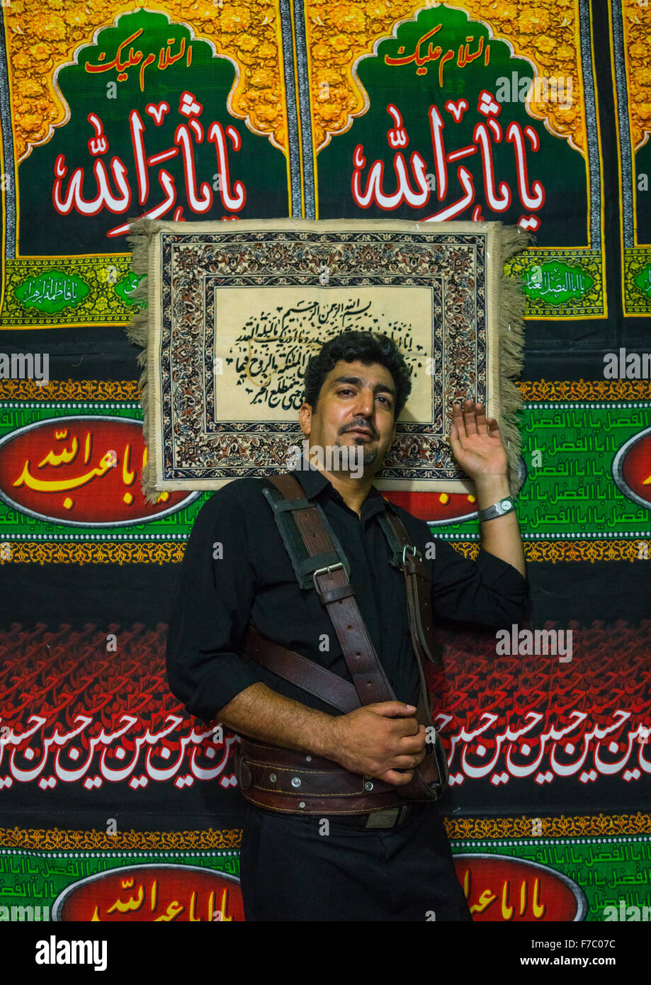 Chiite iranien Alam Porter Pendant Chehel Menbari Tasua Festival le jour pour commémorer le martyre de l'Imam Hussein, la province du Lorestan, Khorramabad, Iran Banque D'Images