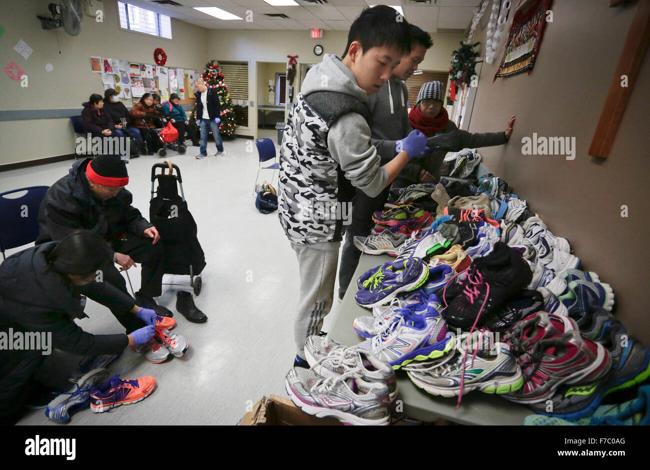 Vancouver, Canada. 28 Nov, 2015. Les bénévoles de l'ordre dans certaines chaussures pour les résidents pauvres à un événement giveaway chaussures utilisées à Vancouver, Canada, le 28 novembre 2015. L'Armée du salut à Vancouver est associée à des magasins de chaussures chaussures utilisées ont participé à l'événement de don pour aider les pauvres dans la communauté. Environ 600 anciens chaussures ont été recueillies depuis cet été et nettoyée par des bénévoles avant de distribuer aux gens dans le besoin. © Liang sen/Xinhua/Alamy Live News Banque D'Images
