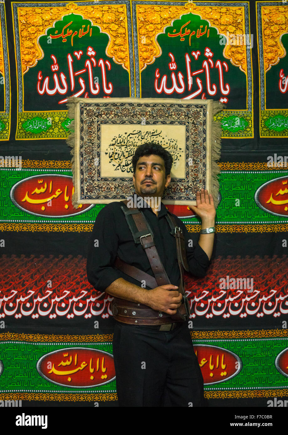 Chiite iranien Alam Porter Pendant Chehel Menbari Tasua Festival le jour pour commémorer le martyre de l'Imam Hussein, la province du Lorestan, Khorramabad, Iran Banque D'Images