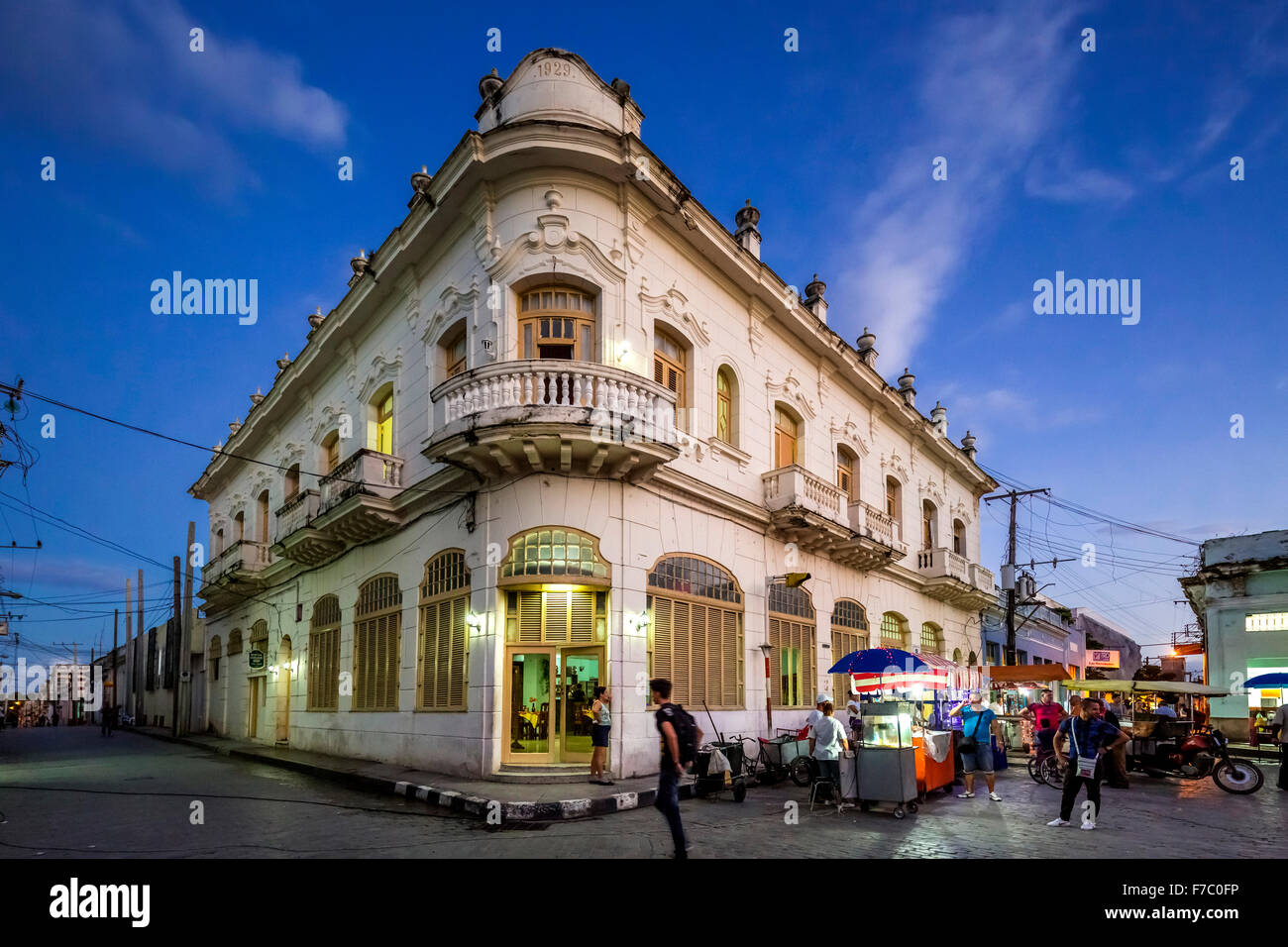 L''hôtel, l'Hostal Vista Park, la vie de rue dans le centre de Santa Clara à Parque de Santa Clara, Santa Clara, Cuba, Villa Clara, Banque D'Images