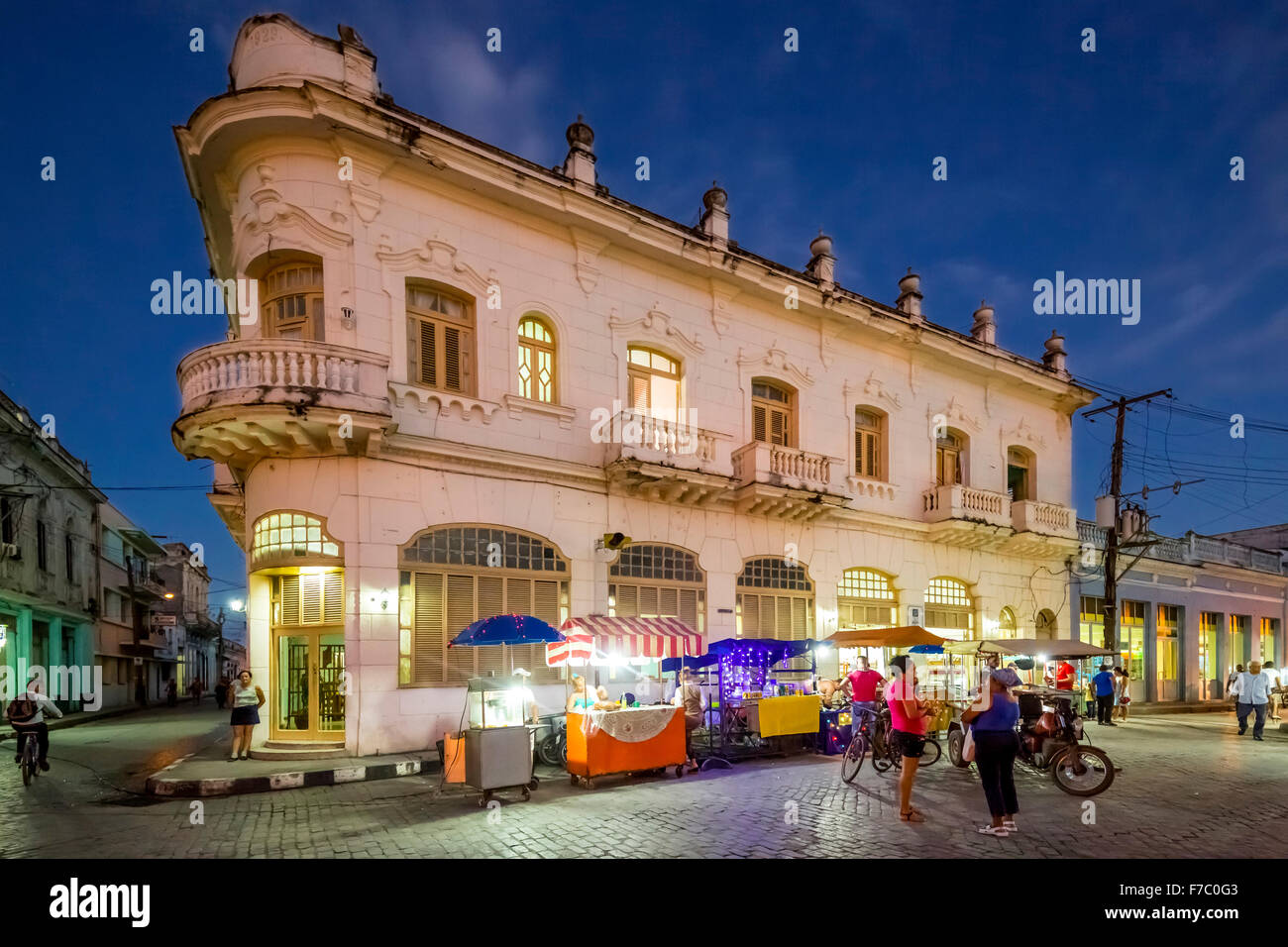 L''hôtel, l'Hostal Vista Park, la vie de rue dans le centre de Santa Clara à Parque de Santa Clara, Santa Clara, Cuba, Villa Clara, Banque D'Images