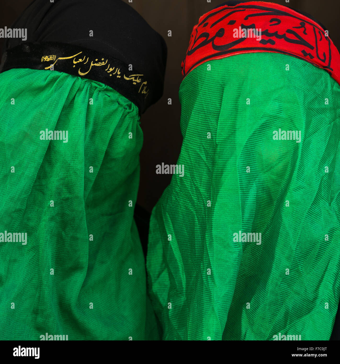 Les femmes musulmanes chiite iranien deuil Imam Hussein Le jour de Tasua avec leurs visages couverts par un voile vert, la province du Lorestan, Khorramabad, Iran Banque D'Images