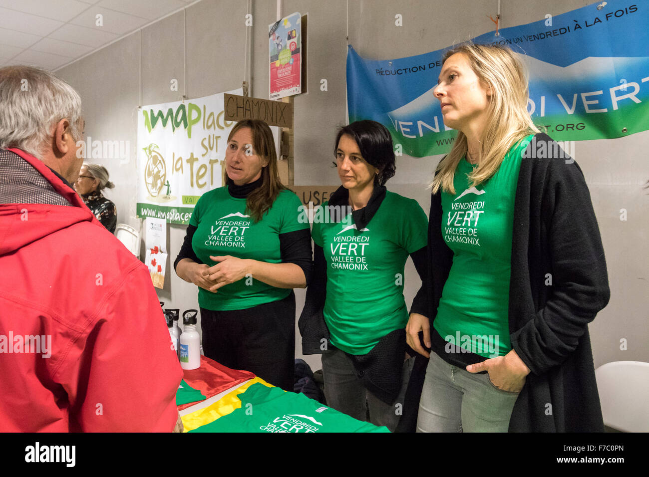 Membres du Lundi vert (un citoyen de Chamonix's association dans le but de sensibiliser la population aux problèmes liés à la pollution, et de persuader les citoyens d'essayer des petits changements à être plus respectueuses de l'environnement 'Green' chaque vendredi une fois par mois) ont quelques échanges amicaux avec d'autres citoyens concernés au cours de la 4ème événement dans le 'Cycle de l'Air', celui-ci sur le thème de "mobiliser citoyens". L'événement a été parrainé par les associations "Environn' Le Mont Blanc', 'l'Association pour le respect du site du Mont Blanc' et 'cellule verte'. Banque D'Images