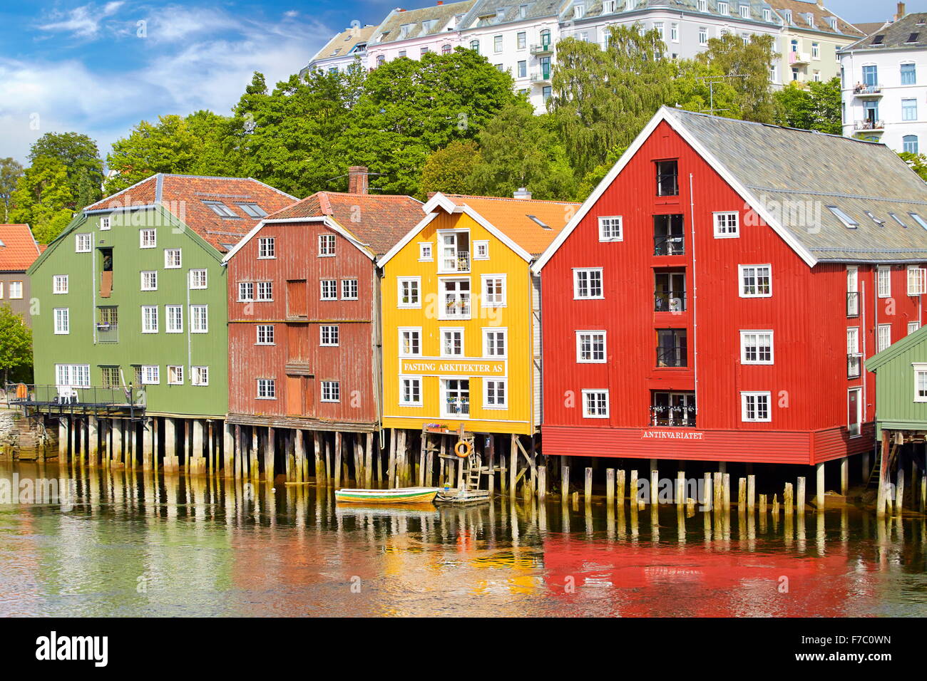 Historique maisons colorées de stockage à Trondheim, Norvège Banque D'Images