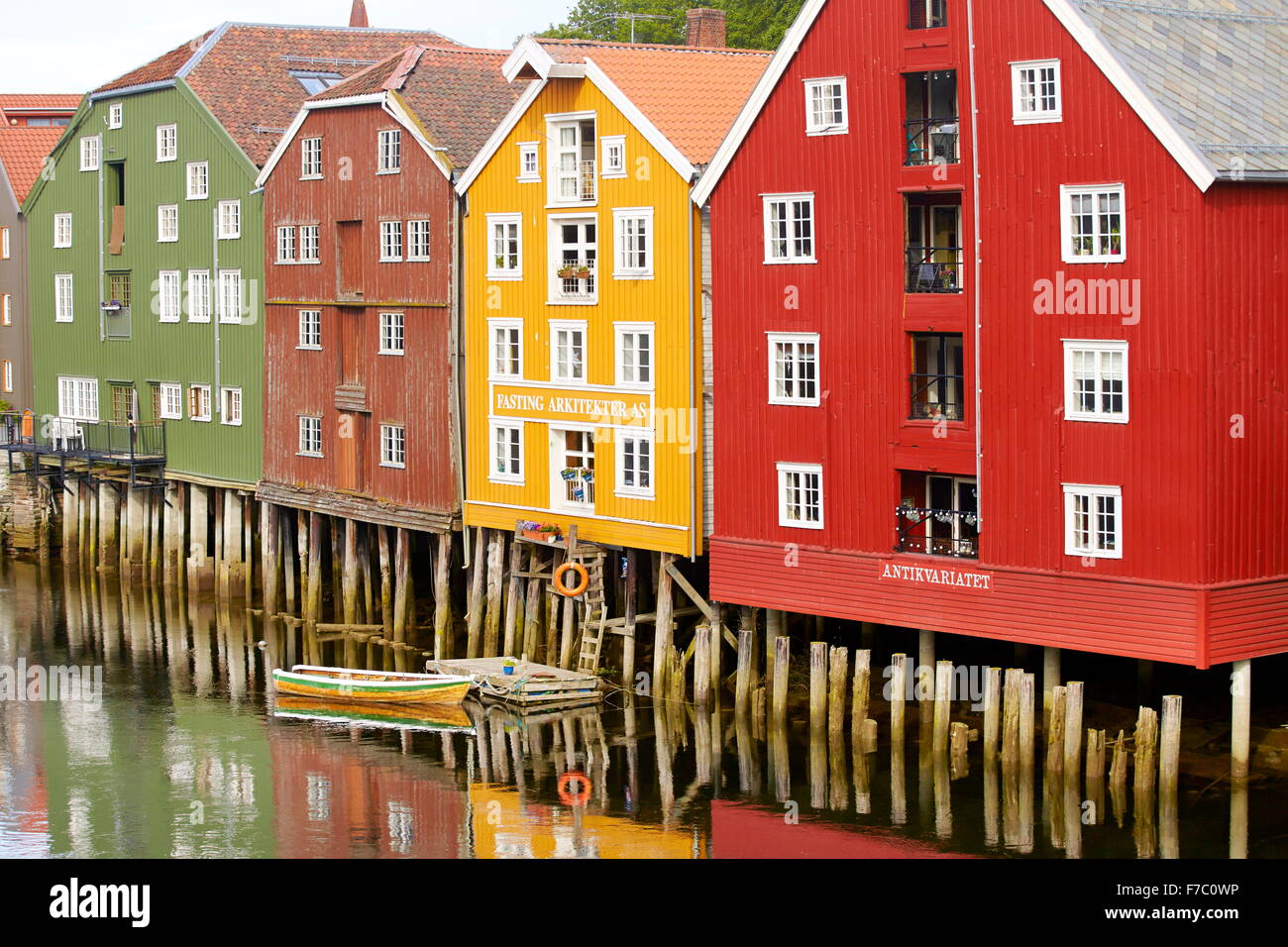 Historique colorés des maisons sur pilotis à Trondheim, Norvège Banque D'Images