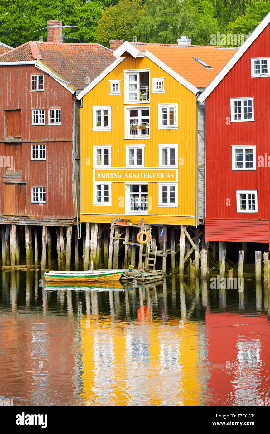 Maisons colorées sur pilotis de stockage historique à Trondheim, Norvège Banque D'Images