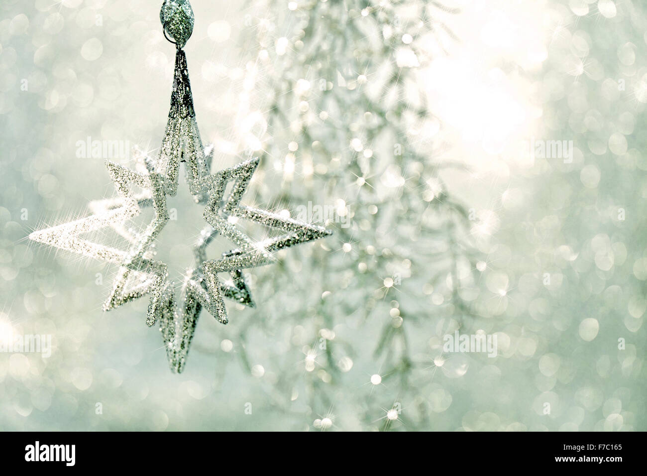 Ornement de Noël Silver Star avec Magic Lights Decoraion. Focus sélectif. Les effets de flou Banque D'Images