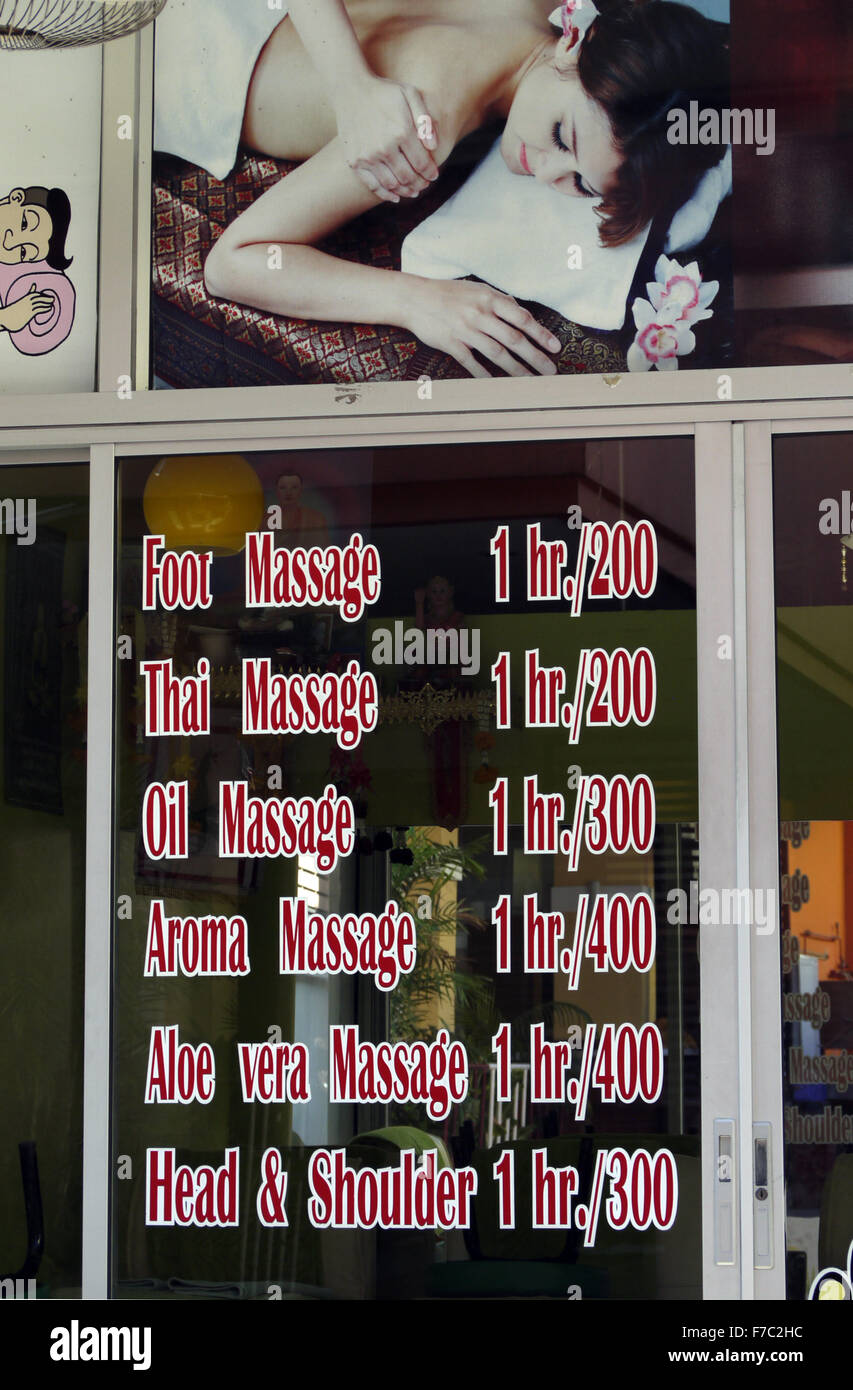 Salon de massage thai proposant différents massages à Pattaya en Thaïlande Banque D'Images
