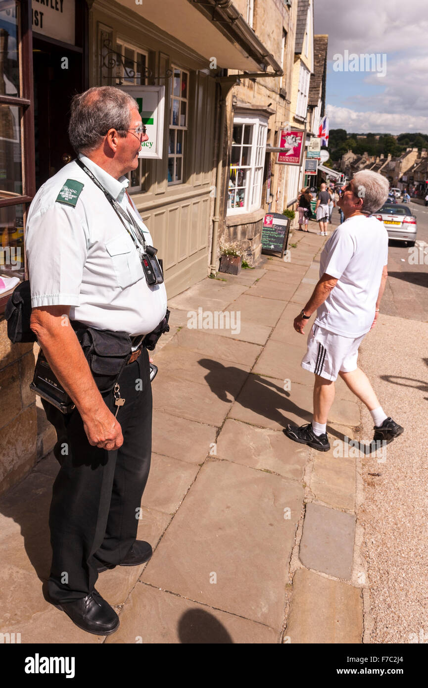 Un agent de l'autorité civile à Burford, Oxfordshire, Angleterre , Angleterre , Royaume-Uni Banque D'Images