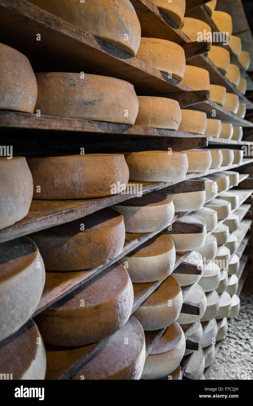 Chalet de montagne qui produit et vend des fromages faits maison. Banque D'Images