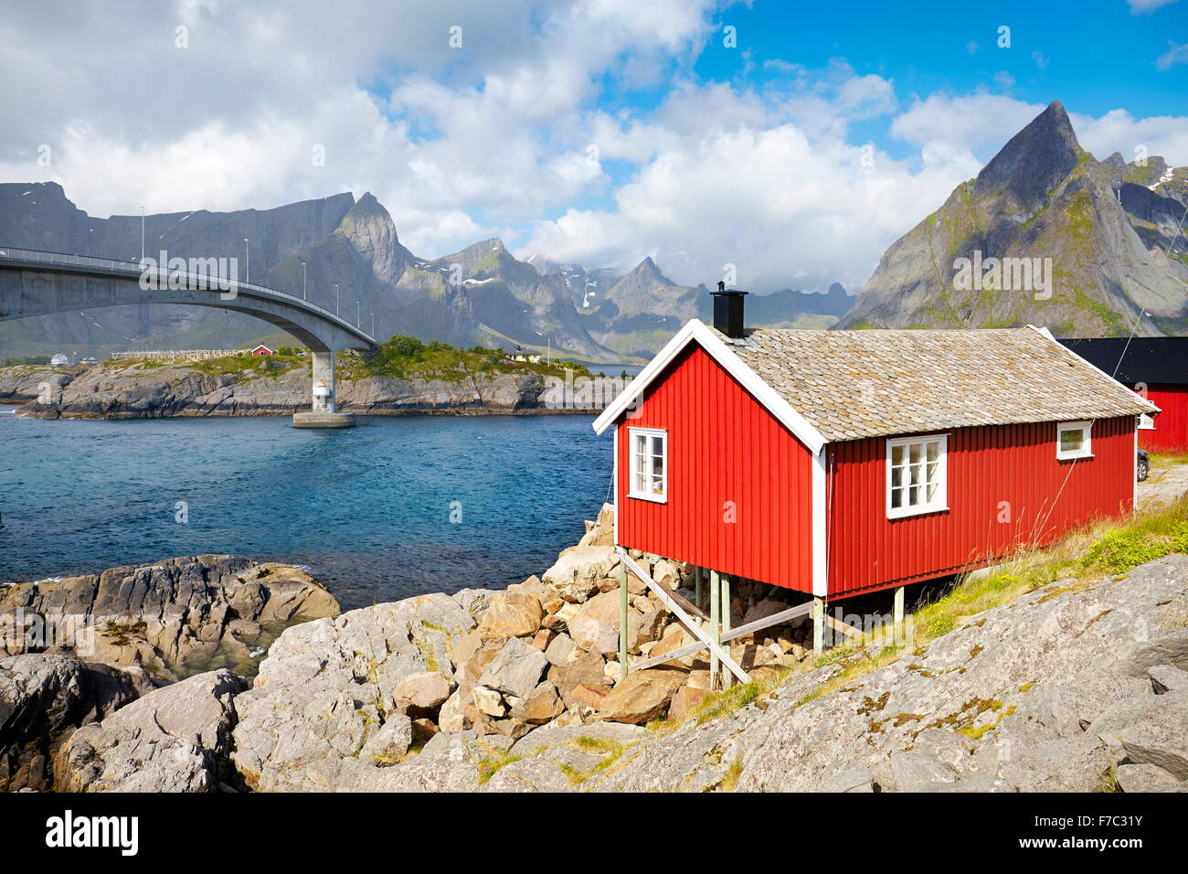 Maison traditionnelle red hut rorbu sur les îles Lofoten, Norvège Banque D'Images