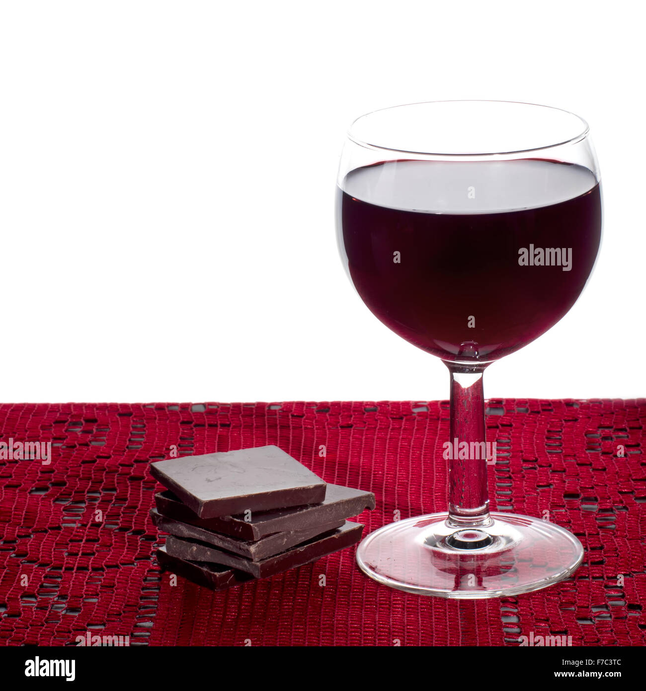 Coeur en santé alimentation. Vin rouge, chocolat noir. En dentelle rouge. Arrière-plan blanc. Banque D'Images