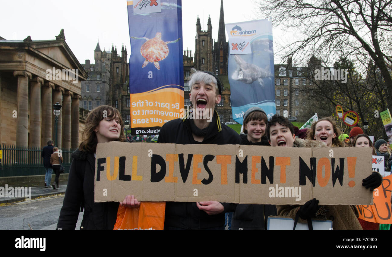 Les élèves sont maintenant en place un "désinvestissement COMPLET MAINTENANT !' et de chanter des slogans à l'Écosse et le climat de mars rassemblement à Paris le 28 novembre 2015 Crédit : Aliki aliki / SAPOUNTZI bibliothèque image/Alamy Live News Banque D'Images