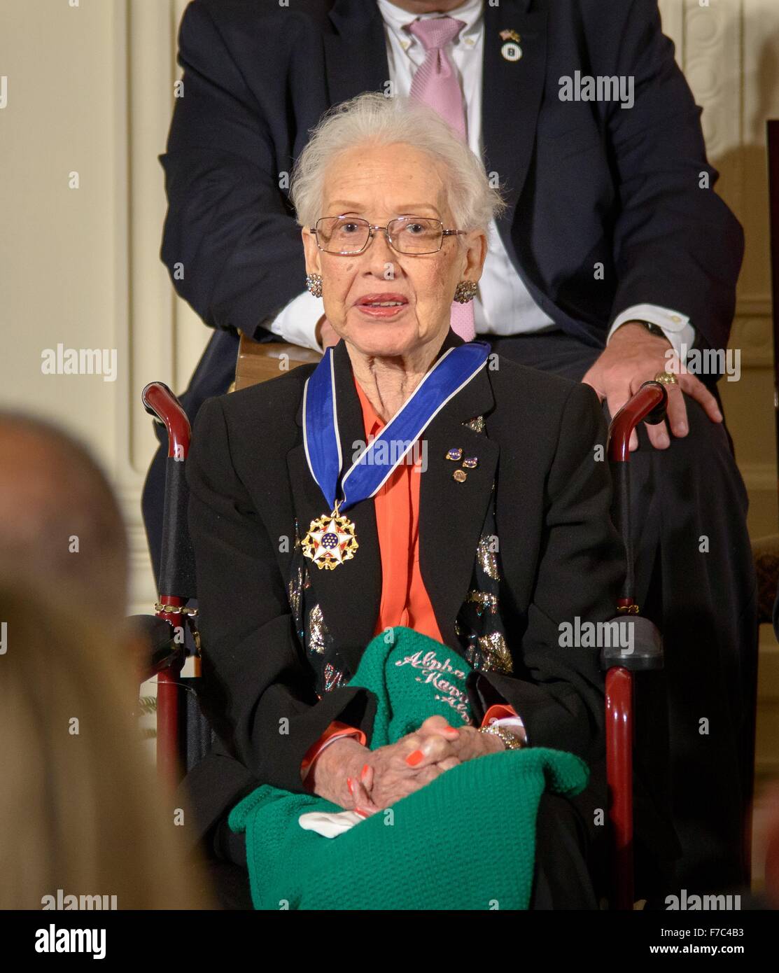 Mathématicien de la NASA Johnson Katherine sourit après avoir reçu la Médaille présidentielle de la liberté du président américain Barack Obama lors d'une cérémonie dans l'East Room de la Maison Blanche le 24 novembre 2015 à Washington, DC. Banque D'Images