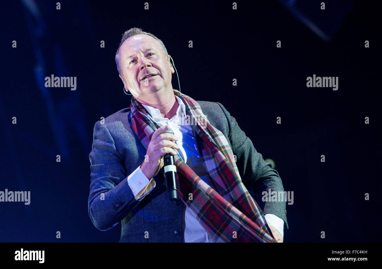 Jim Kerr de Simple Minds fonctionne à l'électricité Voir le 28 novembre 2015 à Glasgow, Écosse Crédit : Sam Kovak/Alamy Live News Banque D'Images