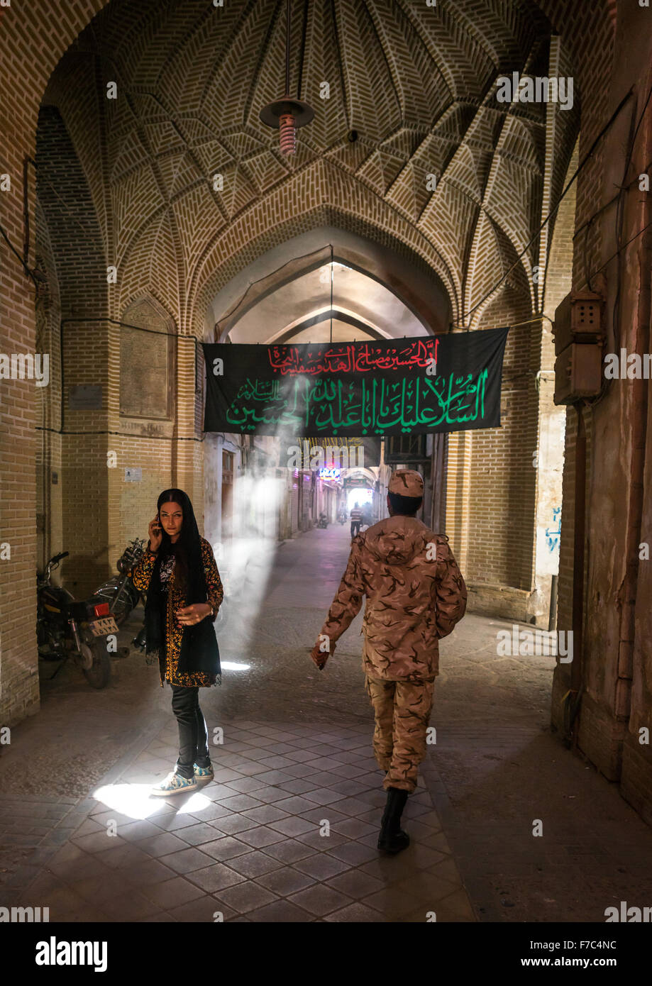 Femme et soldat dans un bazar, vide, la province de Yazd Yazd, Iran Banque D'Images