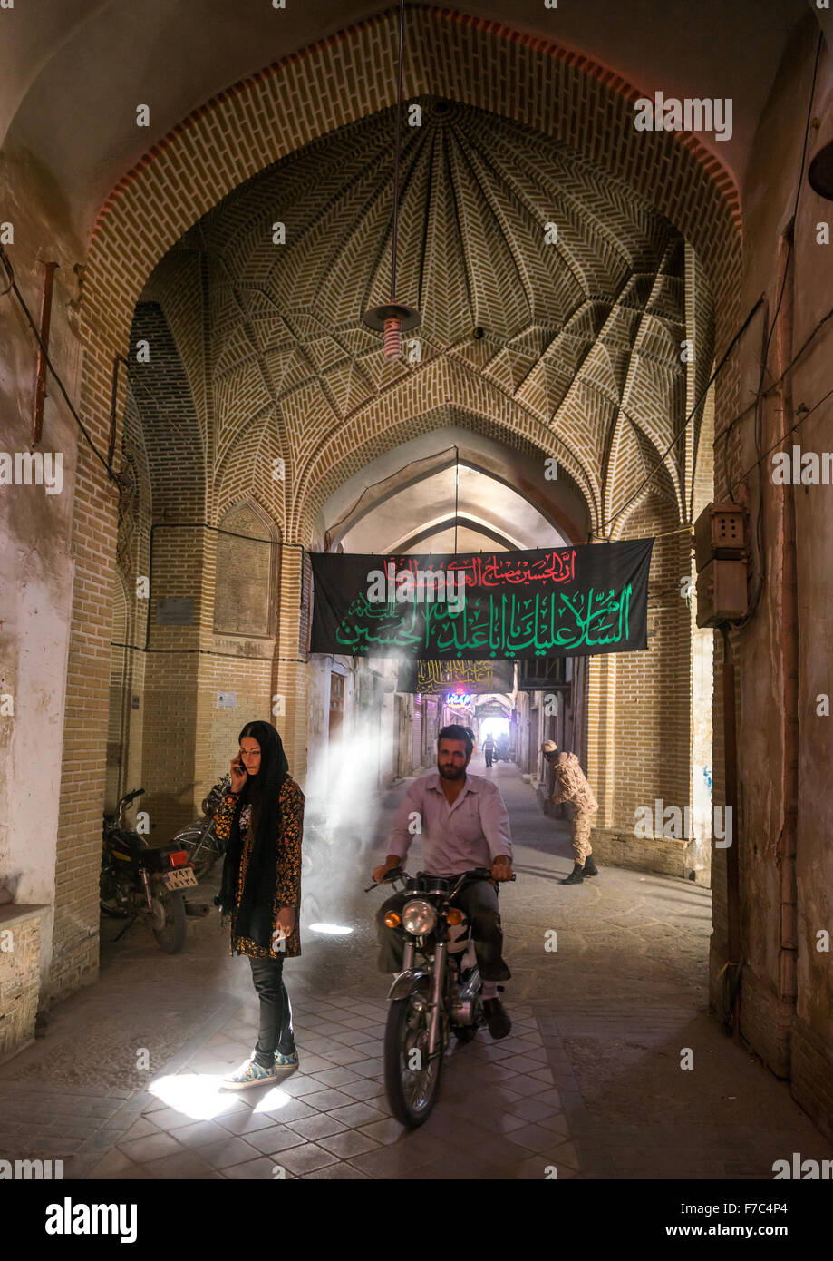 Les gens Wlaking dans un bazar, la province de Yazd Yazd, Iran, Banque D'Images