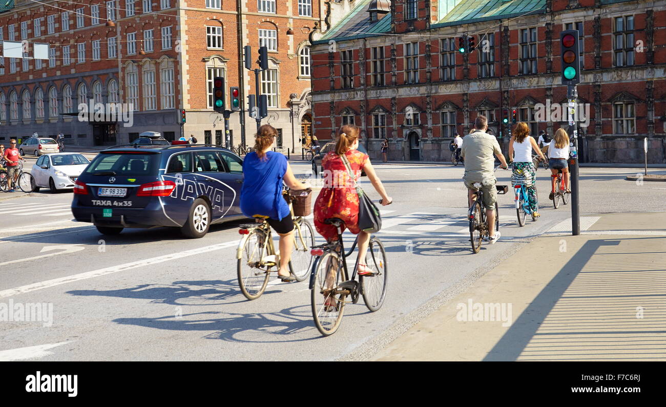 La bicyclette sur la rue de Copenhague, Danemark Banque D'Images
