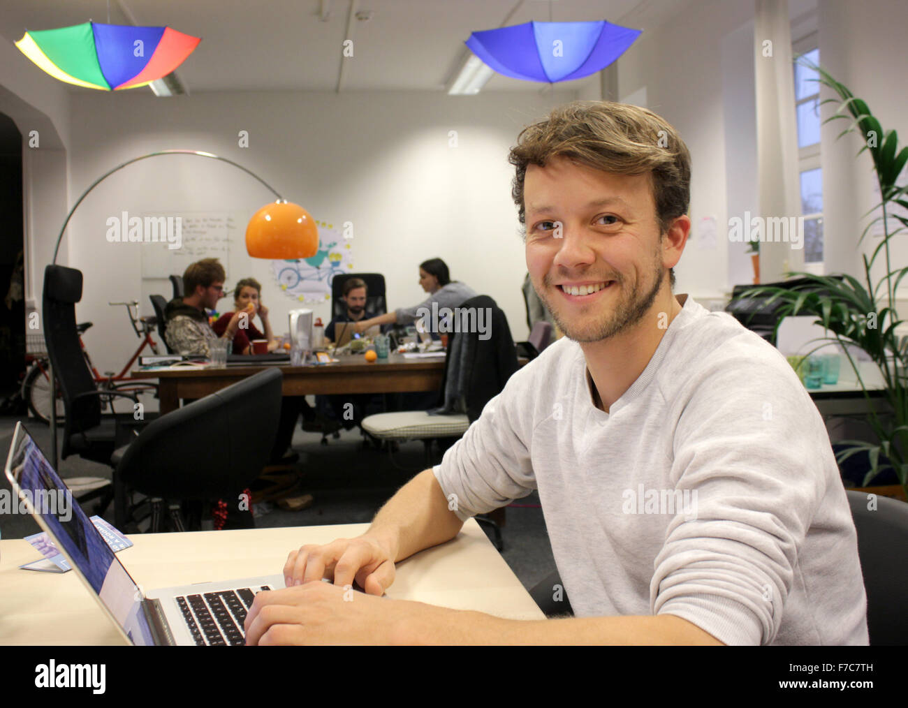 Michael Bohmeyer, 31 ans, a mené une expérience avec une sorte de loterie de crowd-funding qui a donné 1 000 euros par mois pendant un an pour 20 personnes, sans condition. (C) afp - Bildfunk Banque D'Images