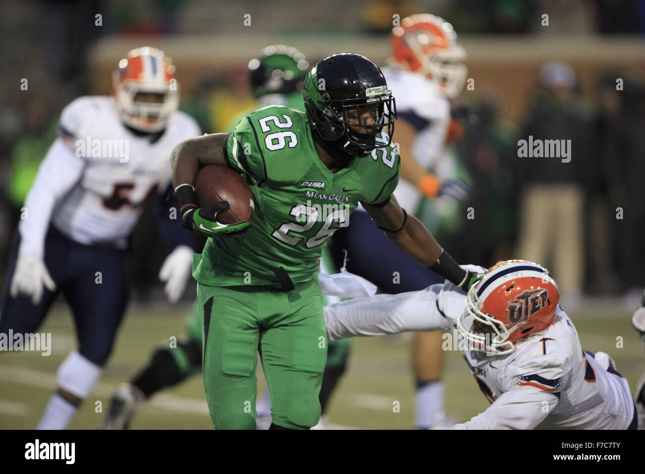 Denton, Texas, USA. 28 Nov, 2015. 28 novembre 2015 : l'exécution retour Jeffrey Wilson (26) de la North Texas Mean Green au cours de la NCAA football match entre l'UTEP Pèse contre l'UNT chez Apogee Stadium à Denton, Texas. © Jp Waldron/ZUMA/Alamy Fil Live News Banque D'Images