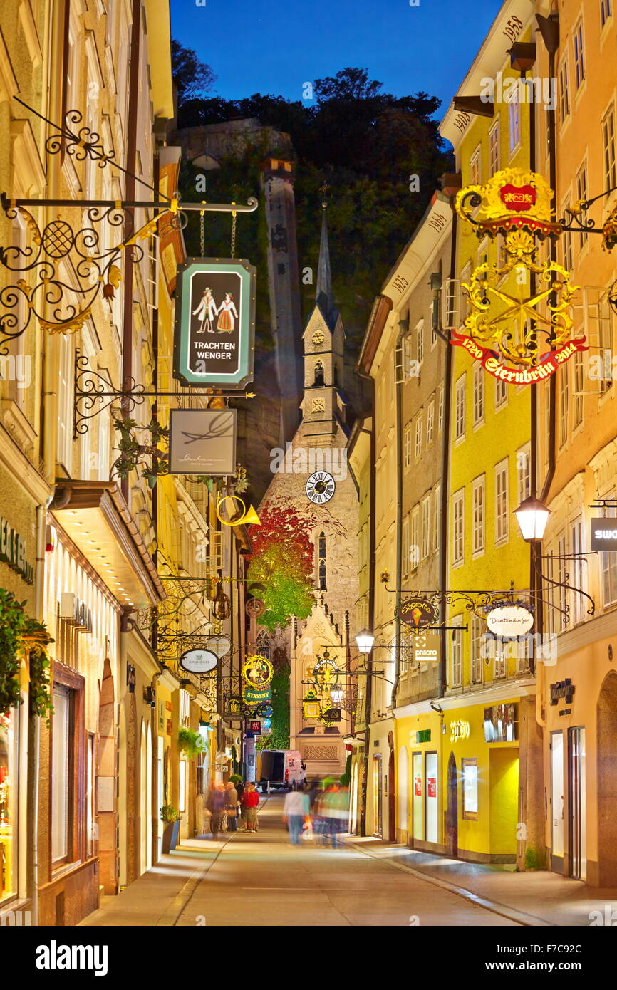 La rue Getreidegasse, le soir, la vieille ville de Salzbourg, Autriche Banque D'Images