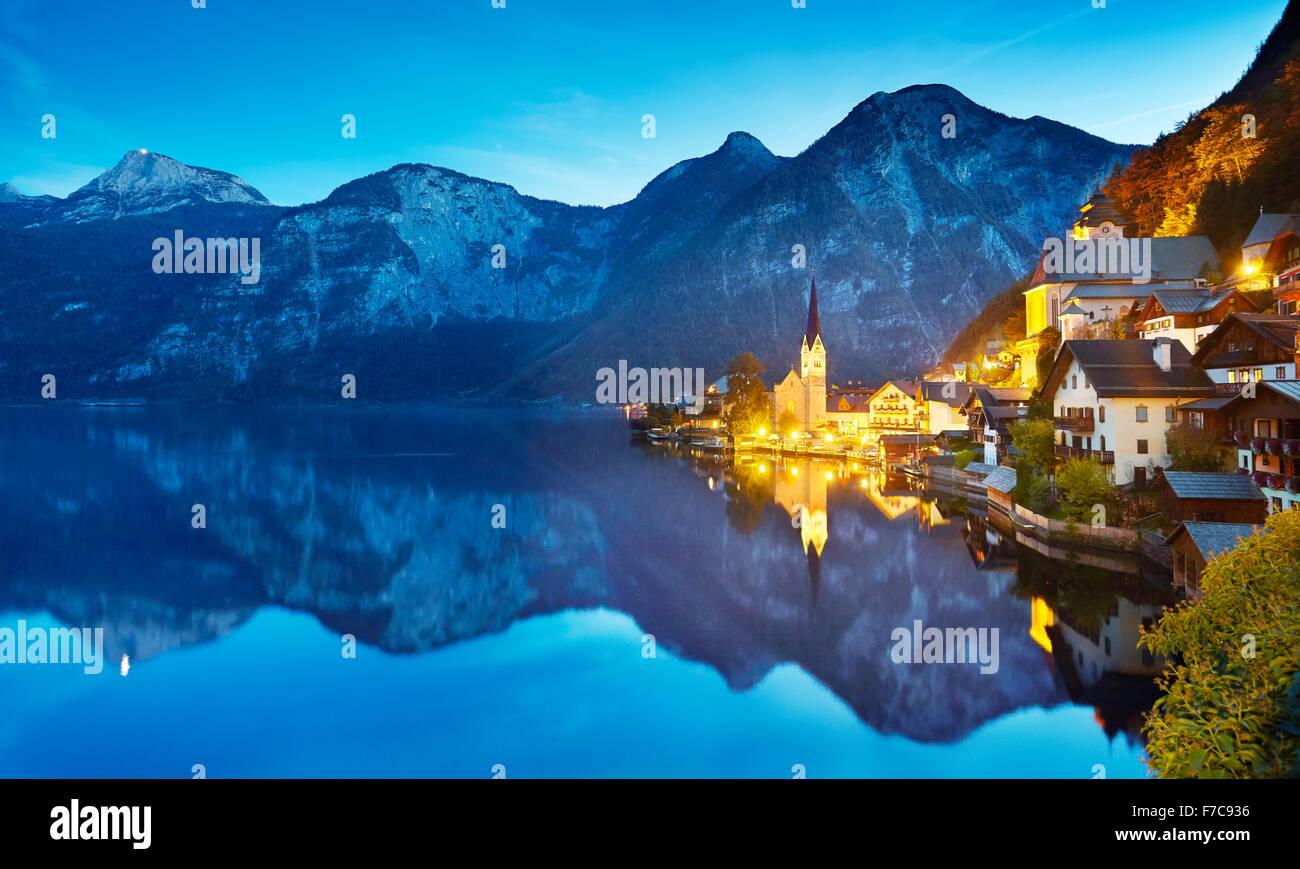 Hallstatt village de montagne à soir, Salzkammergut, Alpes autrichiennes, l'Autriche, l'UNESCO Banque D'Images