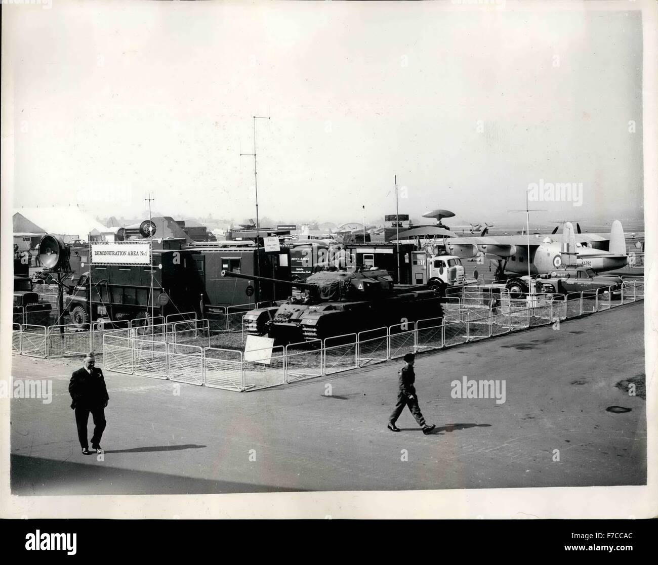 1968 - une vue générale de la zone de démonstration de l'équipement électronique à affichage à la Royal Aircraft Création, Farn-bourg. Les différentes unités ont été démontrées dans les réservoirs, d'aéronefs et de véhicules qui peut être vu. © Keystone Photos USA/ZUMAPRESS.com/Alamy Live News Banque D'Images