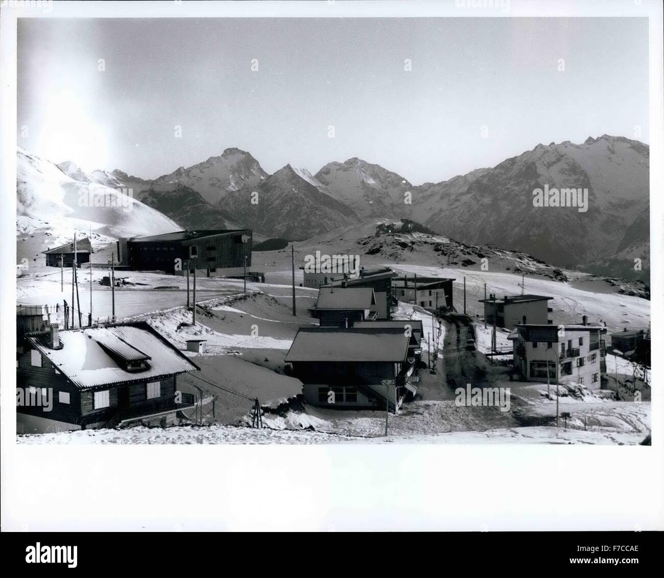 1968 - Site des Jeux Olympiques d'hiver - Grenoble 1968, à l'Alpe d'hiver hôtels et chalets sont prêts pour accueillir les visiteurs. © Keystone Photos USA/ZUMAPRESS.com/Alamy Live News Banque D'Images