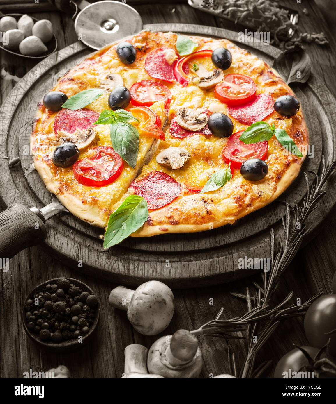 Pizza aux champignons, salami et les tomates. Vue d'en haut. Banque D'Images