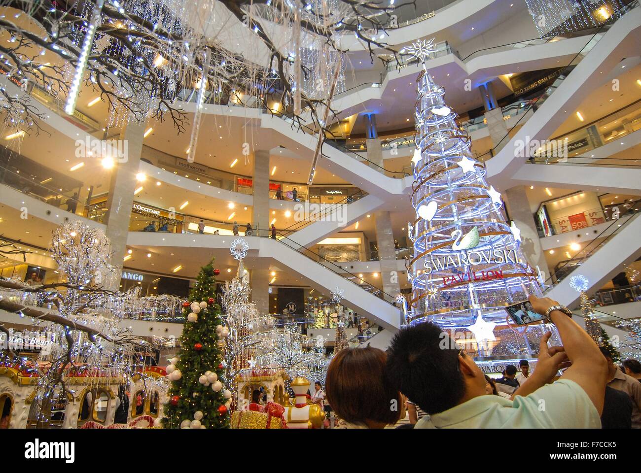 Kuala Lumpur, Malaisie. 29 Nov, 2015. Les touristes de prendre des photos en face de l'arbre de Noël de cristal à un centre commercial à Kuala Lumpur, Malaisie, le 29 novembre 2015. Les 23 mètres de haut a été faite de l'arbre de Noël de 170 000 morceaux de crystal par Swarovski pour fêter Noël cette année. © Chong Chung Voon/Xinhua/Alamy Live News Banque D'Images