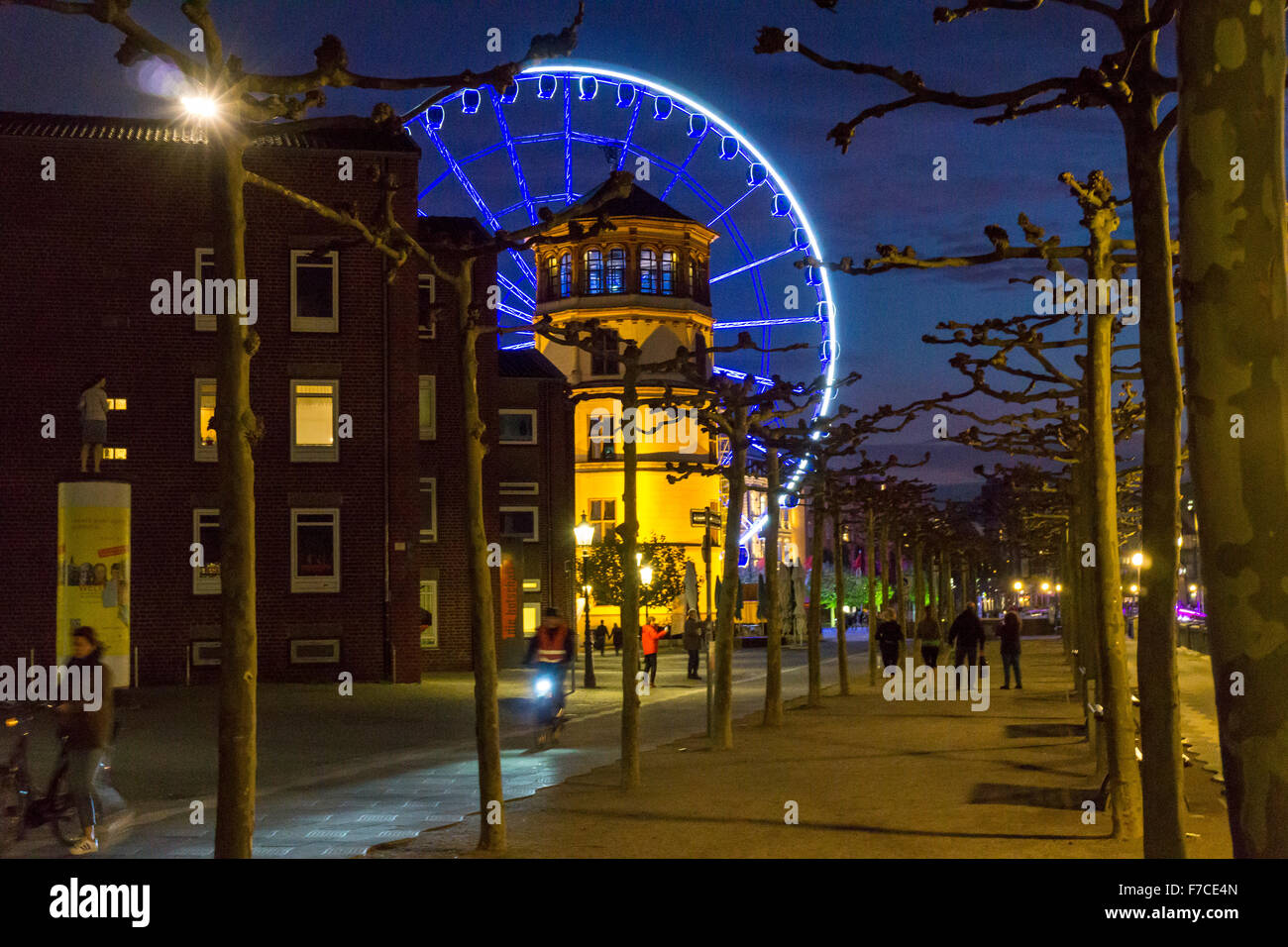 Düsseldorf, Schloßturm, tour du château et la grande roue dans la vieille ville, Banque D'Images