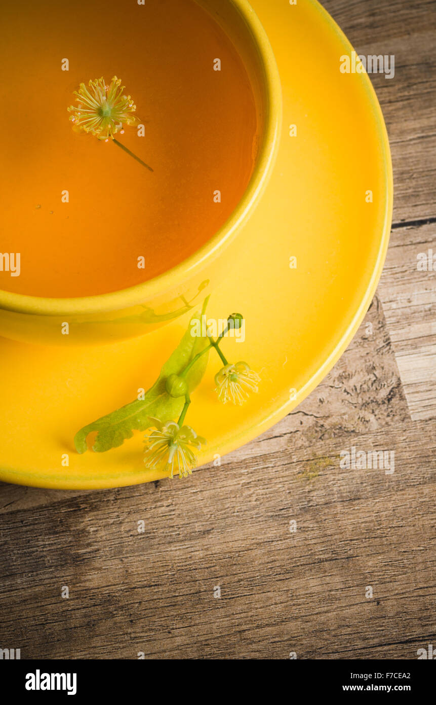 Tasse de thé jaune avec linden sur la table, vue du dessus Banque D'Images