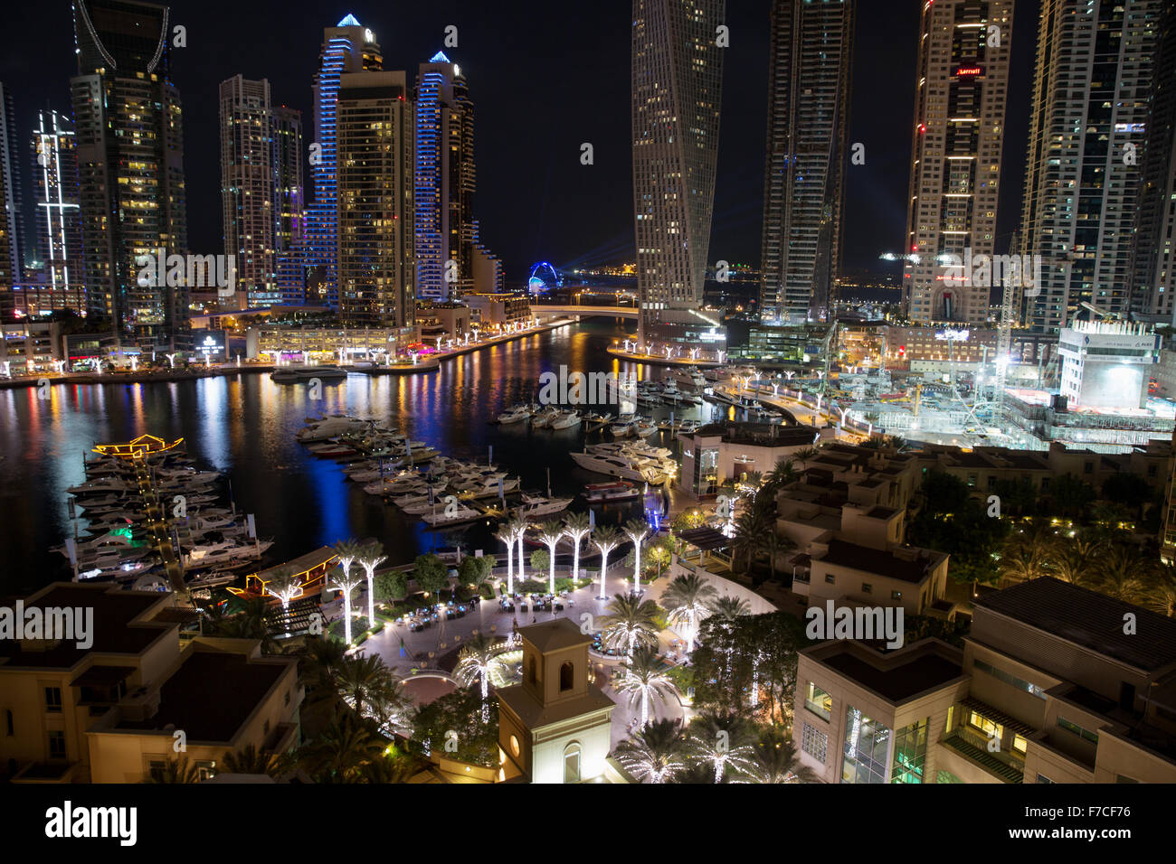 La Marina de Dubaï la nuit tombée Cayan Tower Banque D'Images