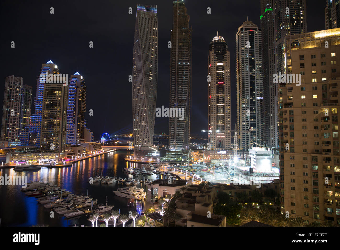 La Marina de Dubaï la nuit tombée Cayan Tower Banque D'Images