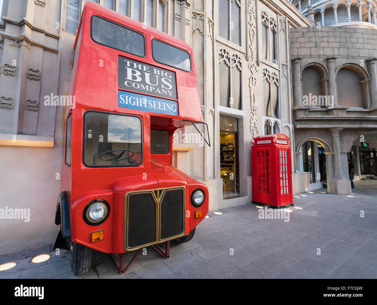 London bus à impériale rouge et boîte postale à pavillon à Global Village 2015 à Dubaï Émirats Arabes Unis Banque D'Images